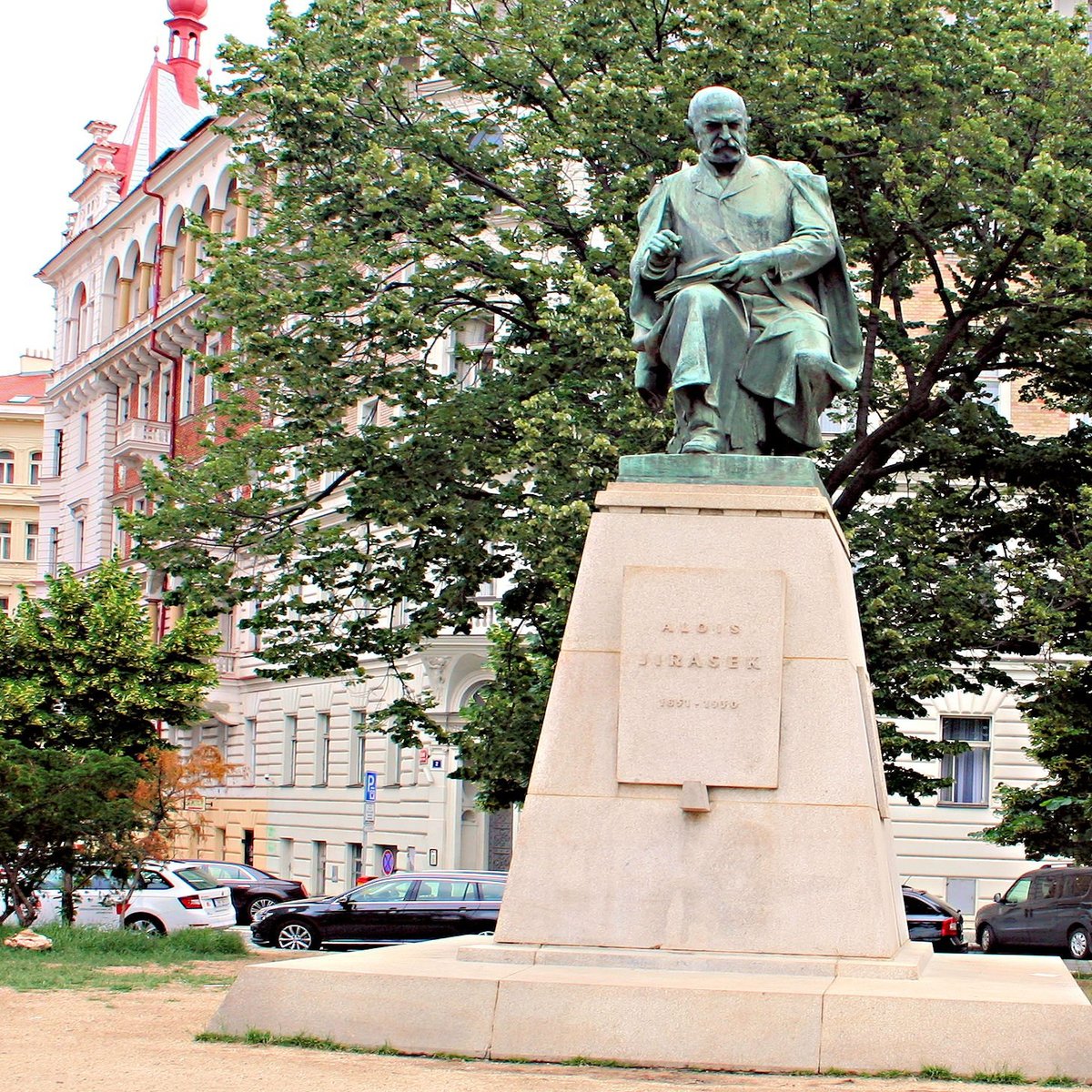 Statue of Alois Jirásek, Прага: лучшие советы перед посещением - Tripadvisor