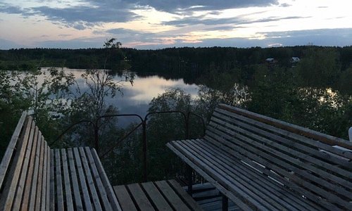 Уютное местечко с видом на озеро Волынское