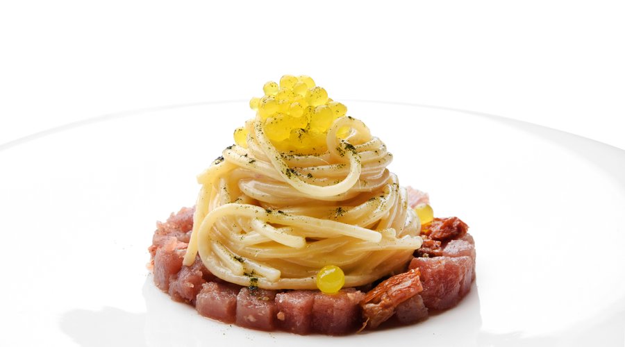 Spaghettone, tartara tonno e perle di limone di Sorrento
