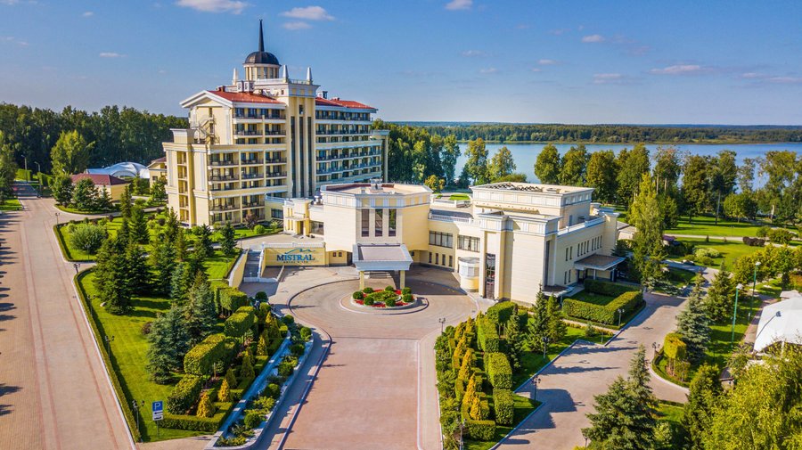 Отель и близлежащая территория 