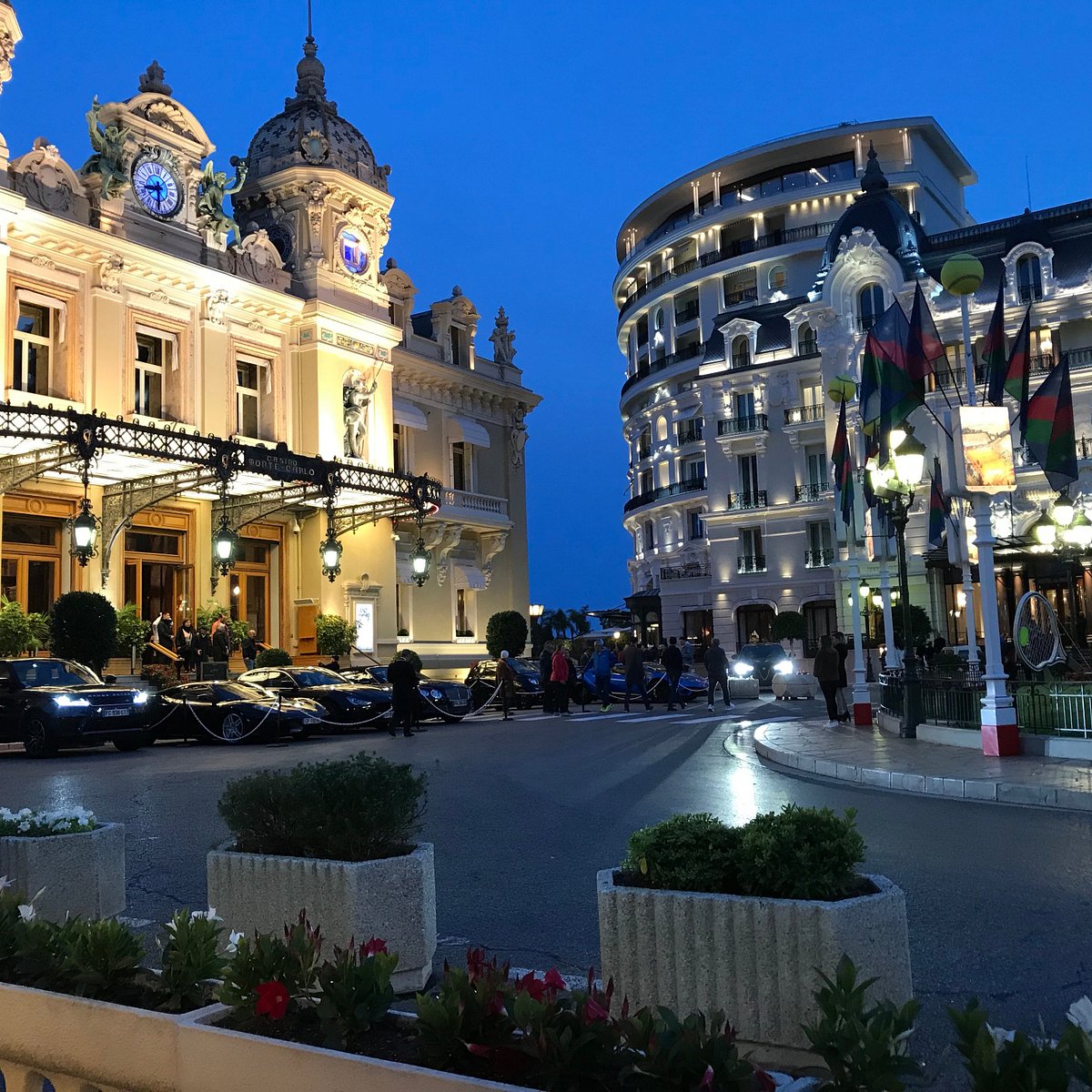 Hôtel de Paris Monte-Carlo - The Queen of Art, a major chess pop up on the  Place du Casino. Are you ready to play?