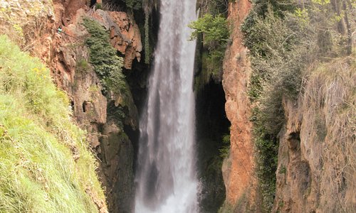 Alla fine di tante cascate, corsi d'acqua, sali scendi tanto verde c'è questa splendida, scrosciante cascata