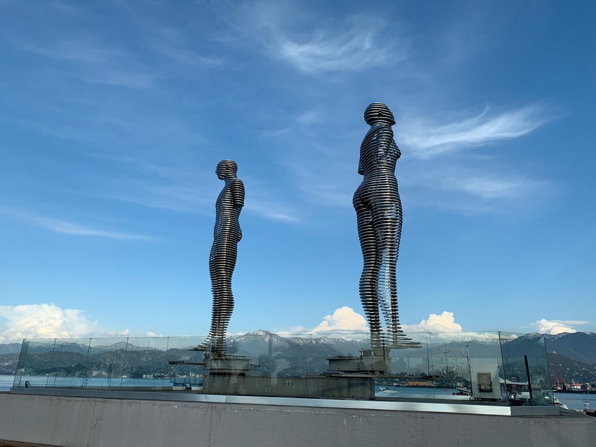 Monument Ali and Nino - Uma Estátua de Poseidon no Oceano