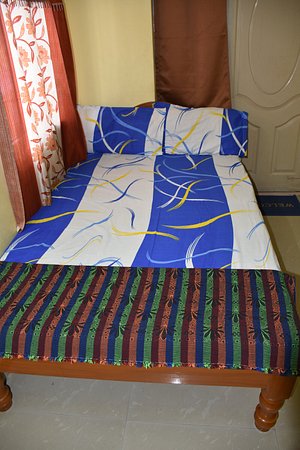Sai Murugan Lodge in Tiruvannamalai, image may contain: Furniture, Bed, Bed Sheet