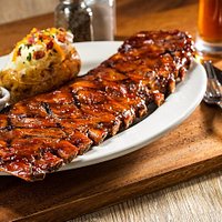 Somos pioneros en la preparación de costillas a la parrilla adobadas con nuestras deliciosas salsa BBQ.