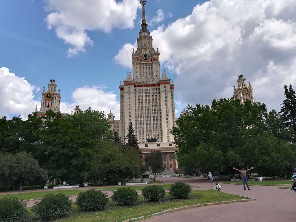 Moscow monuments. Вернадского Ломоносова МГУ. Скульптура на Воробьевых горах перед МГУ. Москва Воробьевы горы достопримечательности Ломоносов.