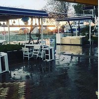 Enfes mezeler ve taze balık ızgaralar, harika bir manzara...