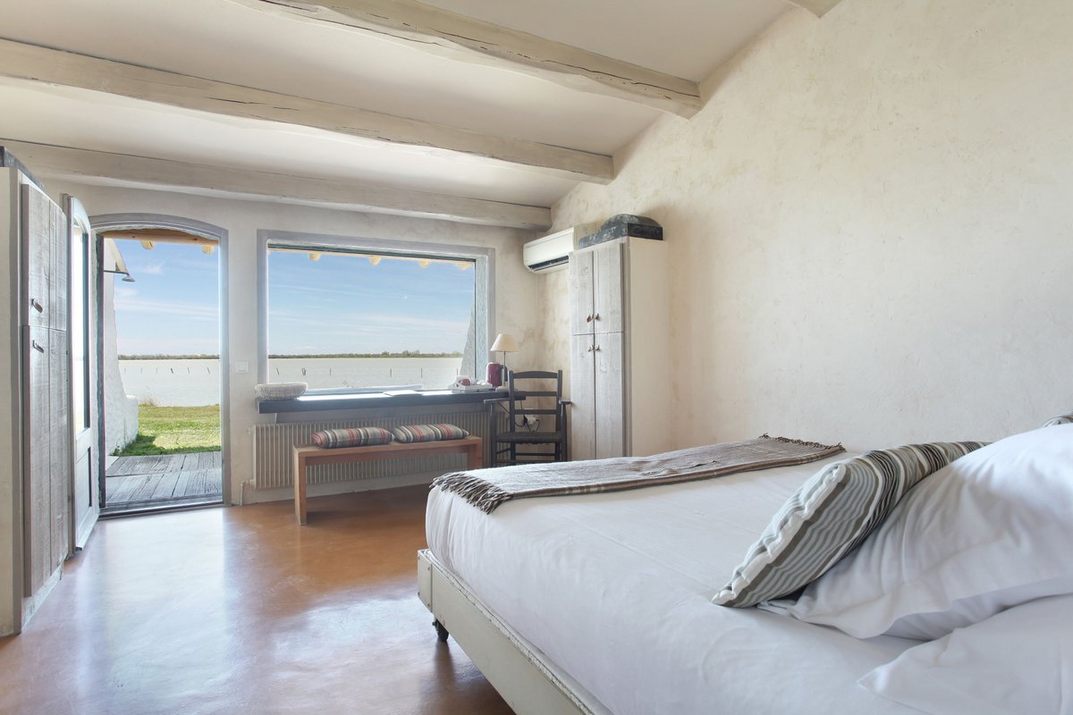 Lodge saint helene saintes maries de la mer