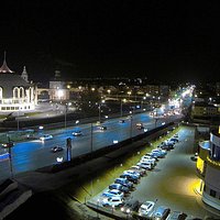 Ресторан располагается в историческом центре города-героя Тулы. Напротив известный музей оружия в виде шлема.