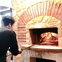 Pizzeria con forno a legna