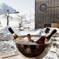 Sonnenterrasse Bio Restaurant Kesslers Walsereck im Naturhotel Chesa Valisa im Kleinwalsertal. Winter Bar.