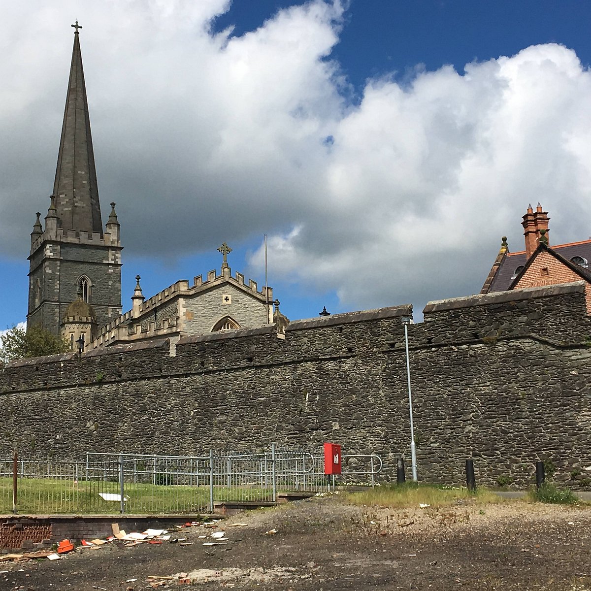 city-walls-derry-all-you-need-to-know-before-you-go