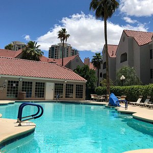 Holiday Inn Desert Club - Claming Fountain Pool