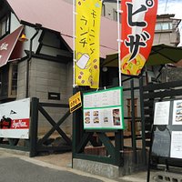 三角屋根のかわいい外観です。