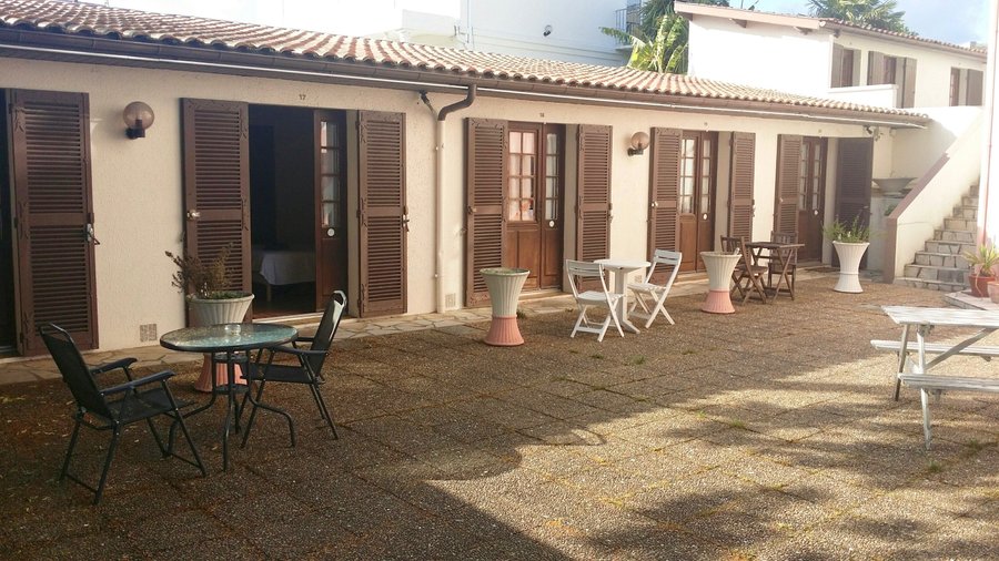 Les chambres de l''annexe de l'hôtel : un petit air de motel américain.