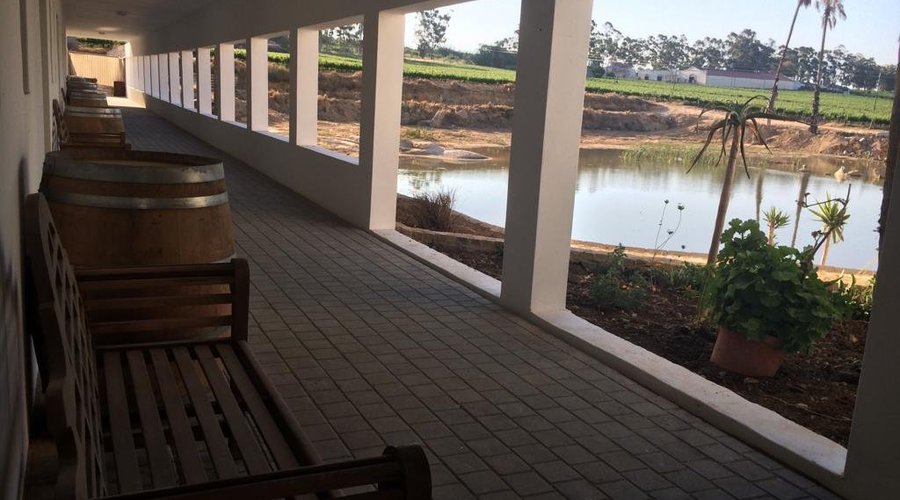 The ground floor has a 3 m wide stoop in front of the rooms with benches on which you can sit and enjoy the tranquility of the dam and its water while watching the wild birds.