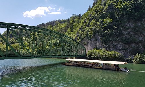 An experience we think anyone should be a part of at least once in a lifetime! Timber raft cruises on Sava river. Visit Radeče for “Timber raft days” on June 21 – 23 and get the most from your timber raft experience.
