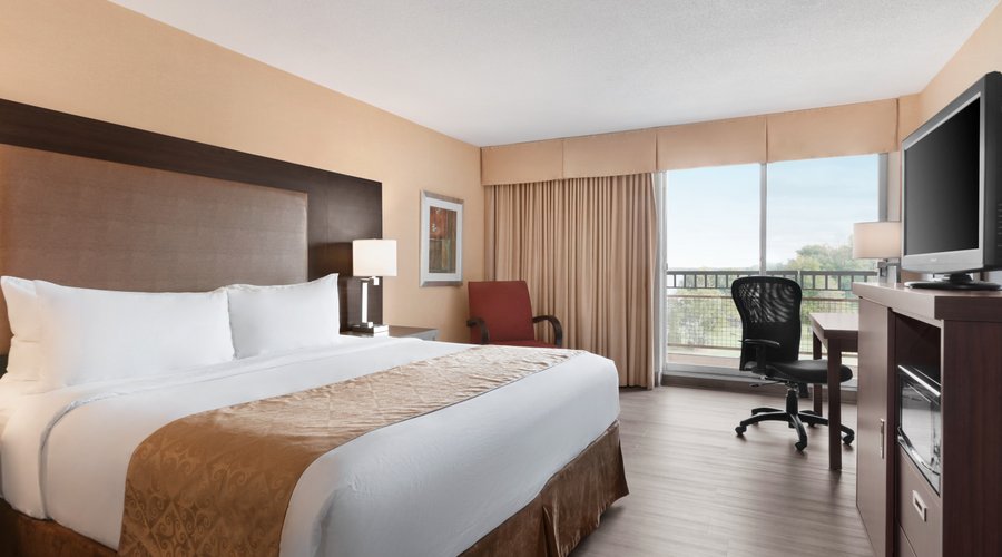 King bedroom - water view