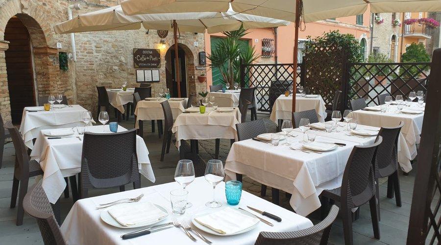 tavoli all'aperto