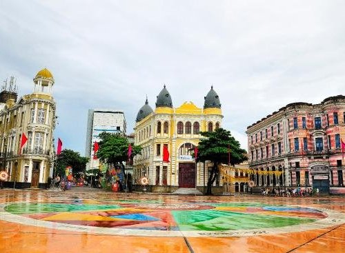 Grupo se reúne para jogar damas durante a madrugada em praça do