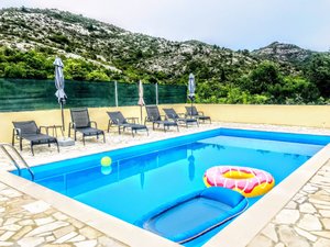 Pool & Beach