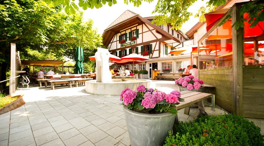 Herzlich Willkommen im Langasthof LUEG mitten im schönen Emmental. Wir freuen uns sehr, Sie bei uns zu begrüssen und wünschen Ihnen einen unvergesslichen Aufenthalt. Gerne empfangen wir Sie an unserer Rezeption, wo Sie alle wichtigen Informationen über Ihren Aufenthalt und rund um die Region erfahren werden.