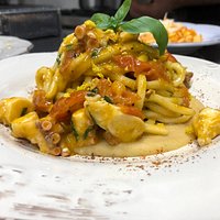 Pasta fresca con polpo, pomodorino fresco e crema di fave