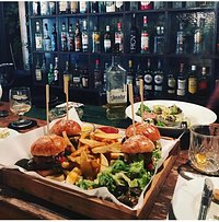 mini burgers & σαλάτα Καίσαρα