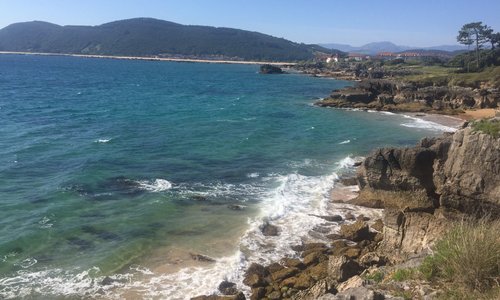 De tres belles plages propres une eau transparente mais pas plus de 15 degrés fin juin c est dommage car du coup on apprécie moyennement d autant que le temps n à été vraiment ensoleillé que deux jours sur une semaine mais très belles promenades