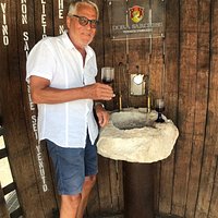 Vingården har en vinfontän! Den byggdes för att de pilgrimer som går leden från Rom till Ortona skulle kunna släcka törsten. Men den är öppen för alla. Vi bad också om vinprovning och fick då smaka en mycket speciell cherasuolo som görs på ett helt eget sätt. Värt ett besök!