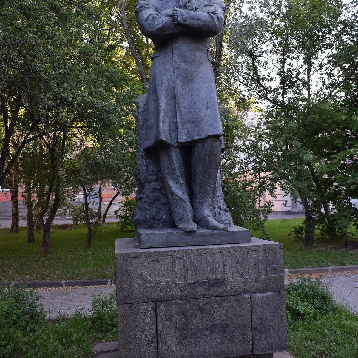 Отдыхающий пушкин памятник. Памятник Пушкина в Петрозаводске. Памятник Пушкину в Петрозаводске. Pushkin памятник. Памятник Петру 1 в Петрозаводске.