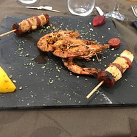 Pavé de bœuf sauce foie gras. Filet de lotte sauce vanille. Gambas au pastis et brochettes noix de Saint-Jacques et chorizo. Trio de foie gras.