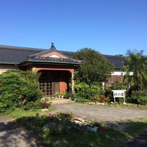 写真左手前が駐車場。左方向が幹線道路に至る。