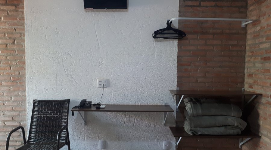 Quartos completos com TV 24", ar-condicionado, aquecedor no chuveiro e wi-fi