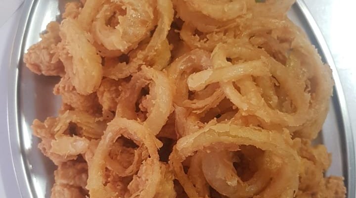 Nossas porções acompanham deliciosas cebolas empanadas!
