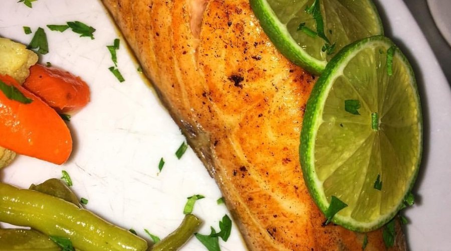 Temos refeições. A foto mostra uma das opções: Salmão com legumes!