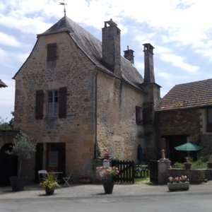 Les Chambres d Hôtes AU TILLEUL sur la place du paisible village classé d Archignac dans une ancienne grange (16èm siècle) typique du Périgord Noir