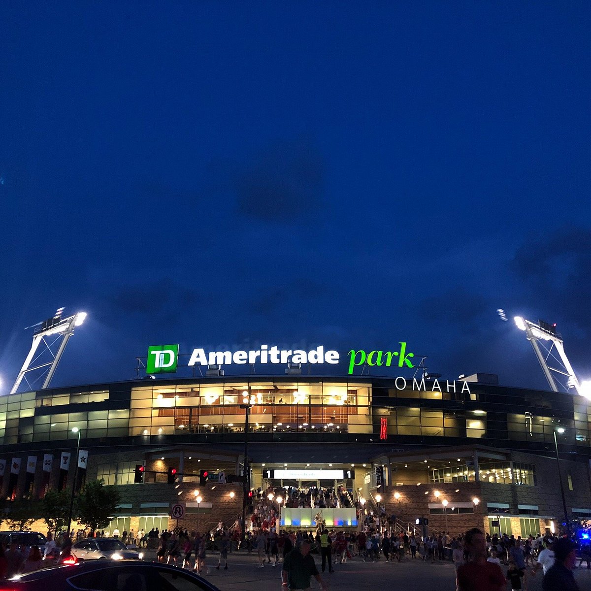 Ole Miss smokes hottest team in College World Series, continues