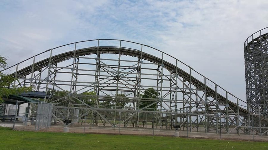 One of the hills on the Zippin Pippin coaster
