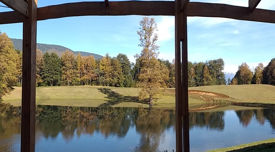 Vista al volcán Villarrica y laguna desde la terraza de su moderno restaurante en la parte superior del Parque 