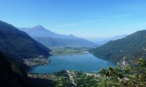 Val Codera in Valchiavenna sopra Novate Mezzola. Quì dopo una salita abbastanza "decisa" inizia la Val Codera e il sentiero si fa più tranquillo.