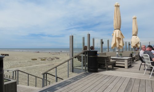 Het strand bij Nes. Een fantastische strand horecatent om lekker te genieten van de zon en je drankje.