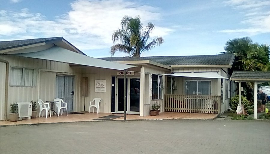 Come & Stay with our friendly team at the Vista Motor Lodge.

We have an onsite Restaurant & Bar which has a 60inch TV with sky for your dinning experience.

We have 28 units and 1 Logde all are equipped with air con,tv & sky decoder (50 channels) our studio units have kitchenette facilities,  all other units are equipped with full kitchen facilities. Free Guest parking outside units

We have a guest laundry & a pool to fit all ages (including toddlers)
