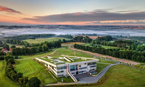 Enestående arkitektur omgivet af smuk natur.