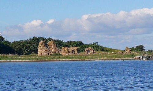 Slotø med ruin