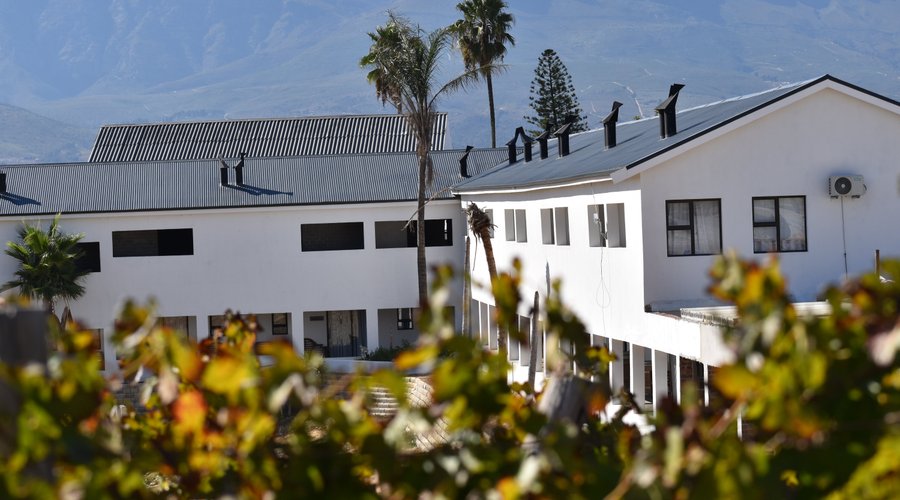 Middelplaas Paarl Guesthouse is a guest house with a difference. Good value for money. Self-catering AND bed and breakfast are included in price. Breakfast are served in rooms while you are watching Netflix.