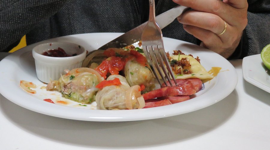Entrada com a tradicional sopa de beterrabas, o Borsh, depois uma sequência de pratos como Pierogis/Varenykys (Pastéis cozidos) Holoptis (charutos de repolho com carne), Chenka (carnes suínas assadas), Kcrim (raiz forte e beterraba), acompanhados de broa de centeio. De sobremesa Kutiá (grãos de trigo, nozes e sementes de papoula) com mel.