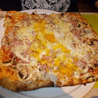 Une délicieuse pizza, copieuse, parmi toutes les autres, aussi bonnes.