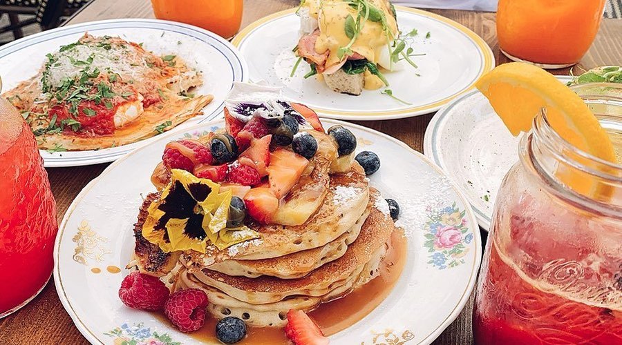 Fresh start: cold lemonades and yummy healthy brunch! The hardest choice of Tuesday : to have eggs or pancakes?😉
📷@hungry_hunters 
___________