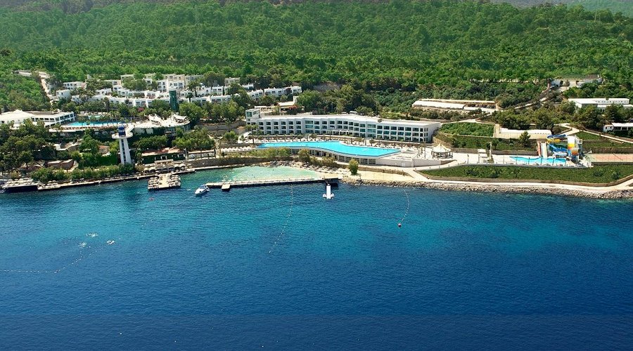 BLUE DREAMS RESORT & SPA
Located beside the Aegean Sea Blue Dreams Resort & Spa is a five-star holiday village, planned, styled and created with the utmost respect to nature and its environment, extending over 60,000 acres of land, it includes it’s own beach of 700m and is located on Zeytinli Kahve, one of the most beautiful bays of Bodrum once referred to by Homeros as the “Land of Eternal Blueness”. With its authentic architecture, splendid scenery, evergreen gardens, unique activities and cus